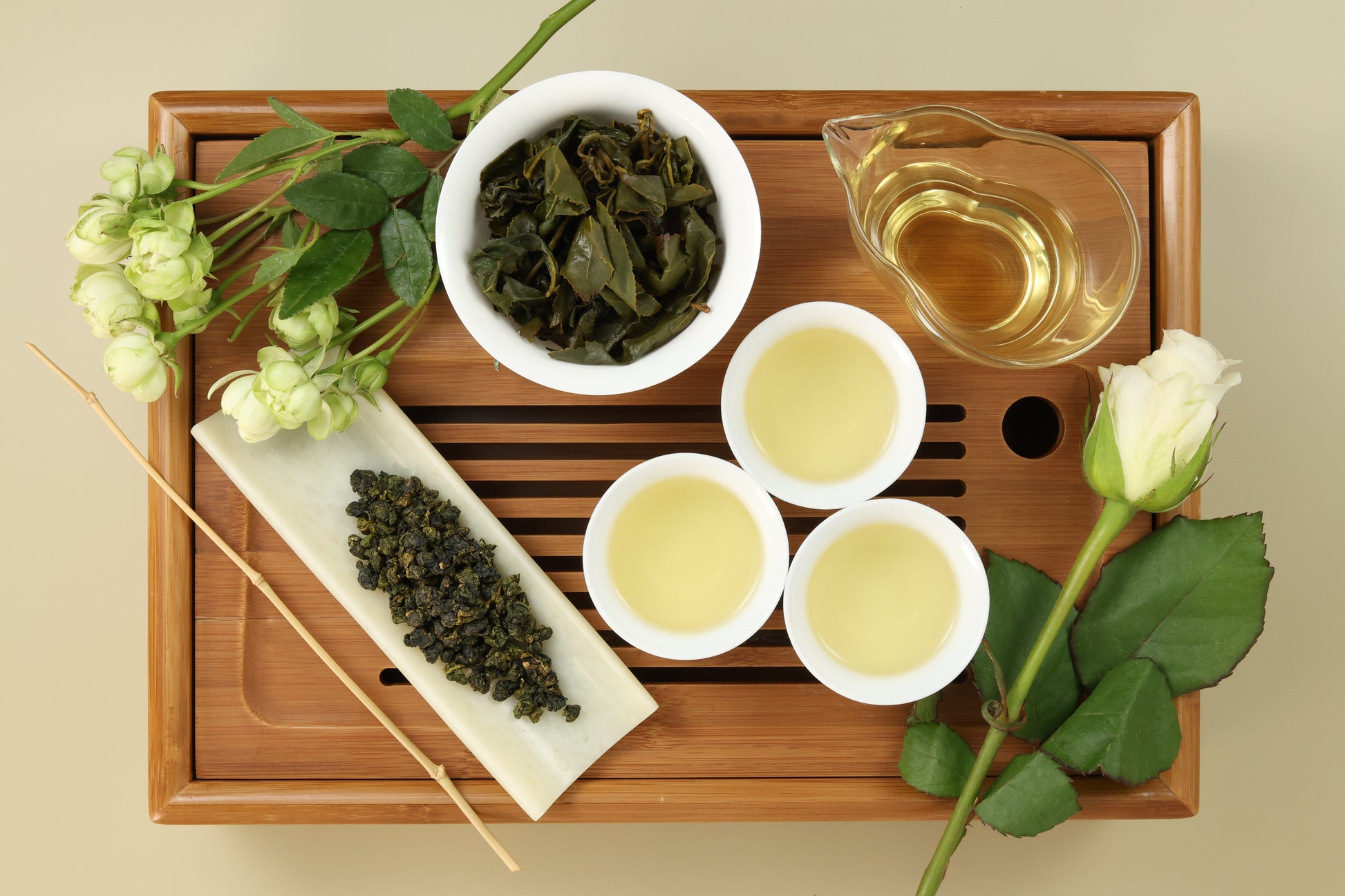 Detailed photo of Da Yu Ling High Mountain Oolong on a Bamboo Tea Tray with Dry, Wet and Brewed Da Yu Ling High Mountain Oolong from Taiwan featured prominently.
